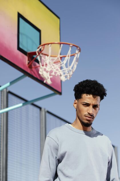 肖像篮球场上的年轻人男人姿势年轻