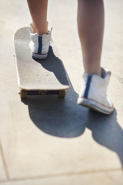 路面年轻女子在溜冰场玩得很开心继续滑板鞋子