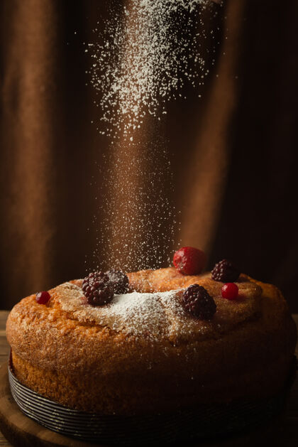 黑莓垂直拍摄的美味蛋糕与糖粉 红浆果 草莓 黑莓糖传统面包房