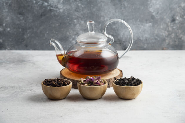 热一个玻璃茶壶 里面放着几碗散茶干燥丁香美味