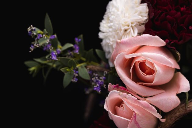 花瓣一束奢华的粉红玫瑰和白色 红色大丽花的特写镜头玫瑰新鲜花束