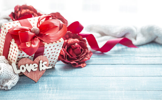 玫瑰构图是用喜庆的礼物和装饰元素在木质表面特写的爱礼物盒子