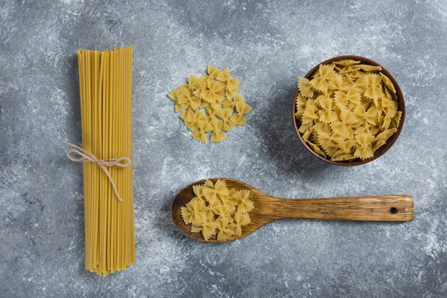 弓用木勺煮通心粉和意大利面未煮熟的未经料理的美味