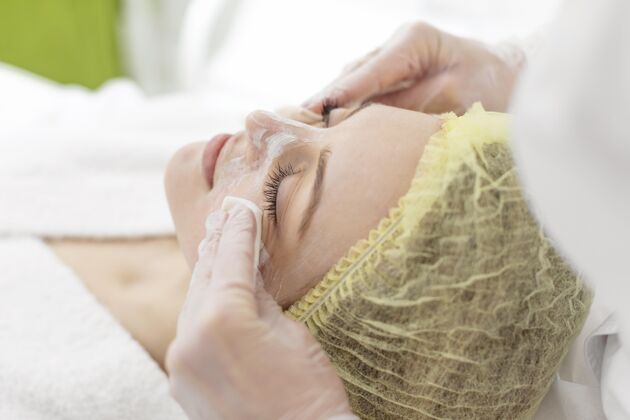 美容常规在美容诊所做面部护理的女人女性治疗面部护理