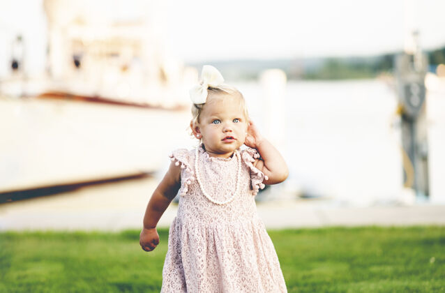 蝴蝶结可爱的宝宝 穿着优雅的裙子金发裙子可爱