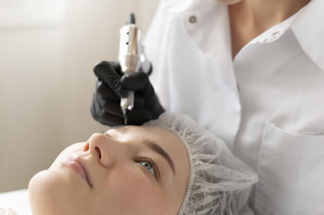专业在美容院修眉毛的女人美眉护理女人