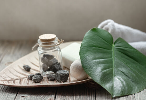 热带水疗用石头 浴弹 肥皂和毛巾组成卫生健康理念自然叶子护肤