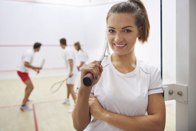 女人活跃的年轻人打壁球球拍运动运动训练壁球