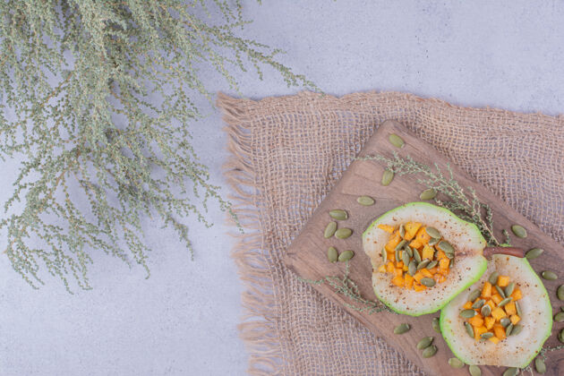 美味削皮梨沙拉 胡萝卜和南瓜子放在木板上生物拼盘美味