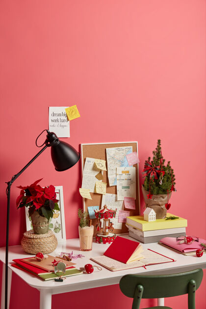 日记工作场所装饰圣诞树 蛋奶酒饮料在玻璃 不同的音符与未来的计划和动机的短语 孤立的粉红色背景纸组织者云杉