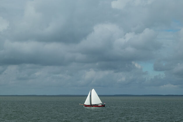 海景海上帆船的高角度拍摄海液体船