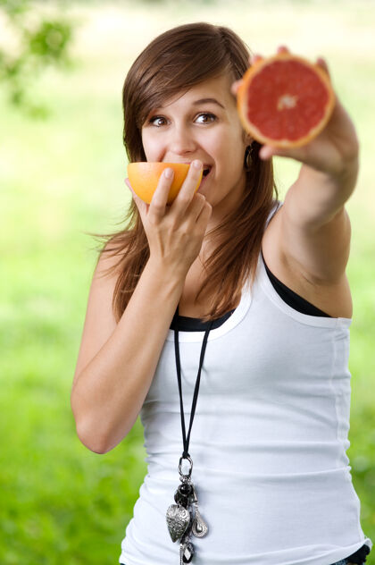 健康饮食拿着吃葡萄柚的女人味道横截面女人