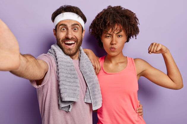 健身快乐多样的女人和男人自拍 穿着休闲服 站得很近 去运动健康手臂成功