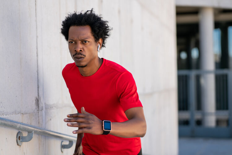 活跃一个黑人运动员在街上户外跑步锻炼动作跑步男性
