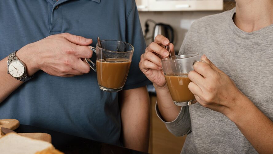 生活方式把拿咖啡杯的手收起来大流行室内呆在家里