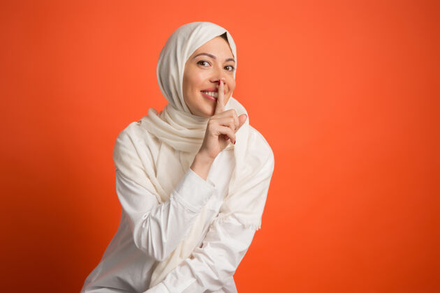 秘密秘密 八卦概念戴头巾的快乐阿拉伯女人阿拉伯语八卦头巾