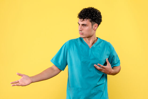 运动装一位医生问他的病人有没有冠状病毒病人站立男性