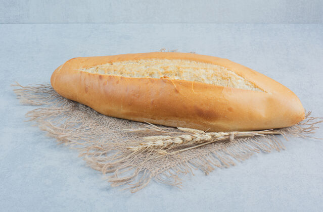 白面包新鲜的粗麻布面包和小麦高品质的照片面包卷新鲜面包