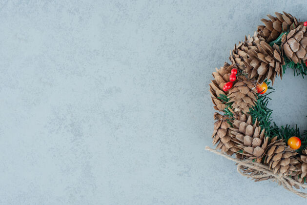 树一个圣诞花环从松果在大理石背景高品质的照片节日圣诞松果圣诞花环