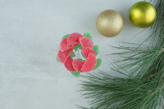 好吃绿色和红糖果酱与圣诞球白色背景高品质的照片果冻食物糖果