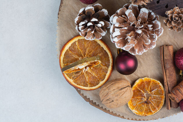 圣诞球核桃与松果和圣诞球在木板上高品质的照片食物红球松果
