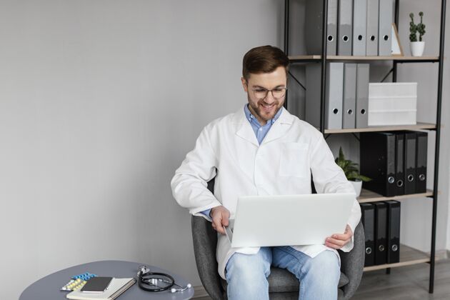 虚拟中枪医生拿着笔记本电脑男性笔记本电脑医疗专业人士
