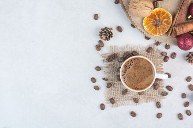 新鲜的咖啡杯和咖啡豆在麻布上高质量的照片热的咖啡芳香