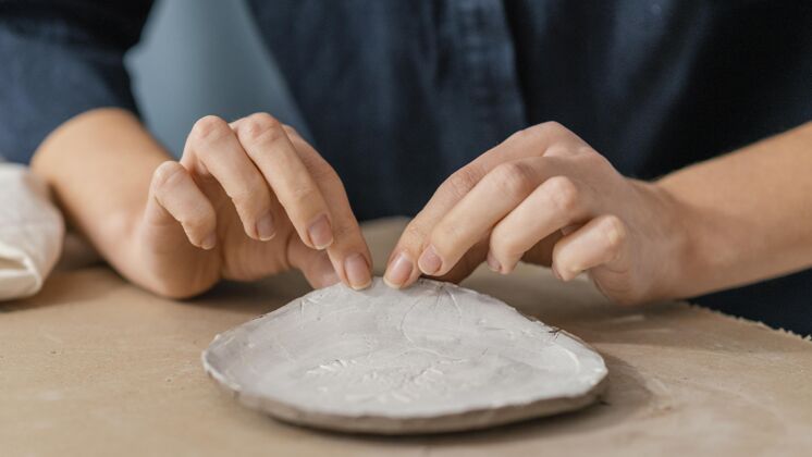 手工双手紧握陶器生活方式艺术陶器