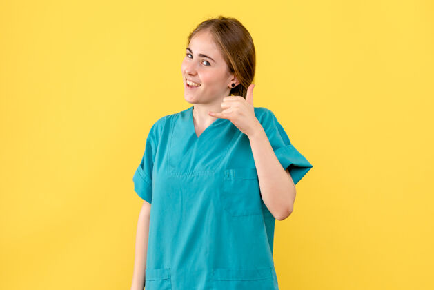 听诊器正面图黄色背景上微笑的女医生医护人员情绪医院健康人医院站立