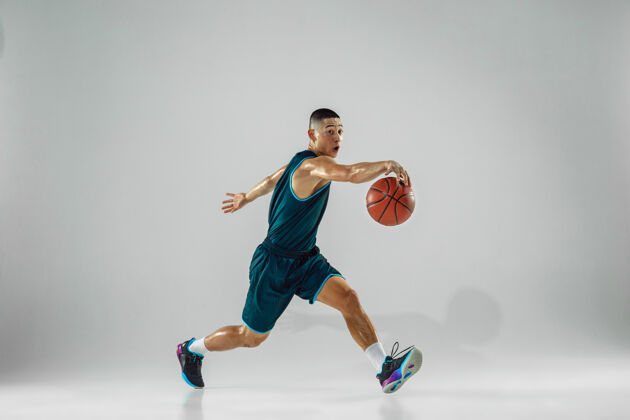 健康年轻的篮球队员穿着运动服训练 在运动中练习 在奔跑中运动 隔离在白墙上运动的概念 运动 活力和活力 健康的生活方式运动抱动作
