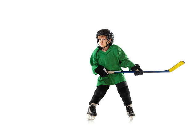 球冰球场上的小冰球手 白墙运动员戴着设备和头盔 练习 训练运动概念 健康的生活方式 运动 运动 动作动作快速男性
