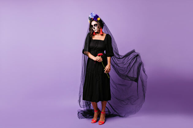 恐怖迷人的拉丁女孩在死亡之日戴着长长的黑色面纱迷人的吸血鬼女士独自庆祝万圣节墨西哥万圣节幽灵