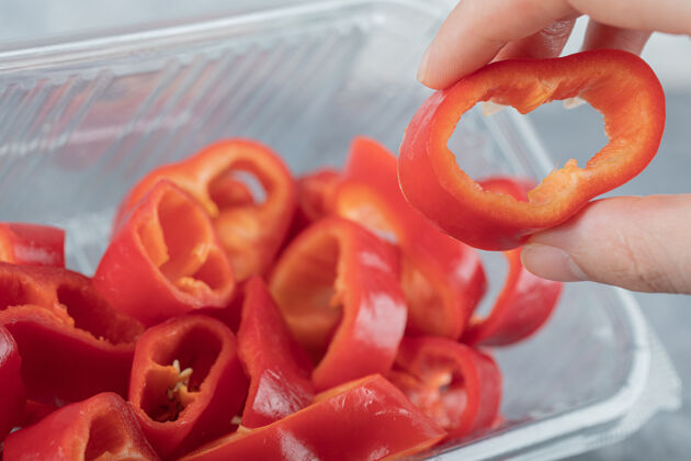 营养把红椒片放在塑料盘子里胡椒甜味铃铛