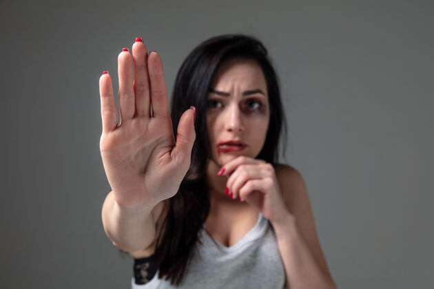 愤怒女性害怕家庭暴力和虐待 女性权利观念虐待伴侣恐惧