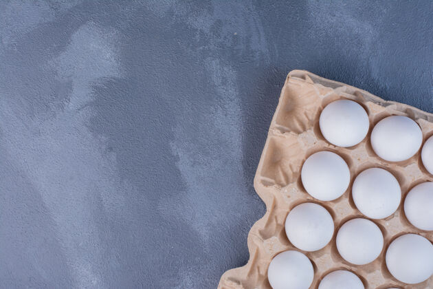 菜单白色的鸡蛋放在蓝色背景的纸板托盘里厨房餐厅咖啡馆