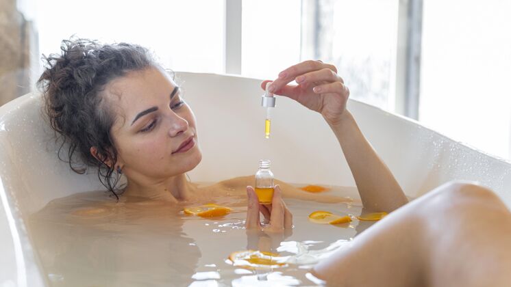 房子在浴缸里放松的女人用橘子片浴缸浴缸橘子