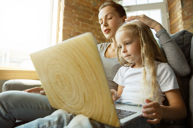 小学白人女教师和小女孩 或妈妈和女儿在家上学课写作童年