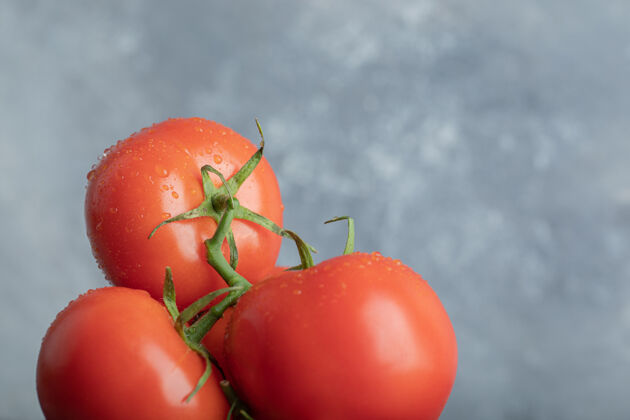食物一些多汁的西红柿放在灰色的上面蔬菜番茄素食