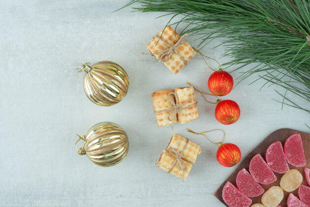 球圣诞球与华夫饼和甜果酱在木板上高品质的照片糖果板美味