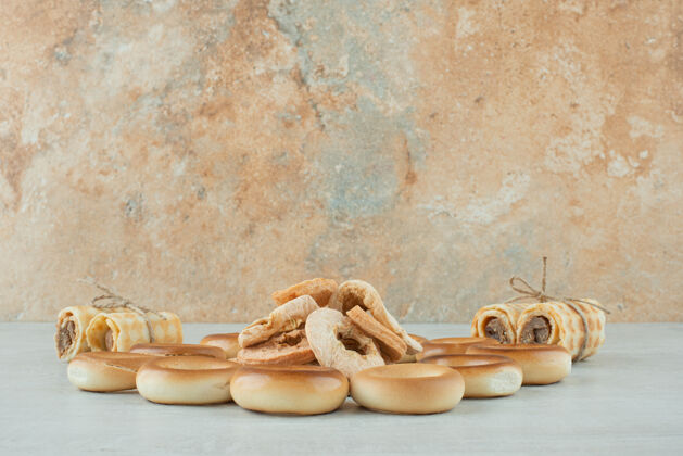 美味美味的圆形饼干 白色背景 绳状华夫饼高品质照片面包房甜食食物