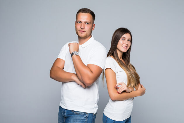 衬衫一对穿着休闲服的年轻夫妇 穿着白色T恤 背景为浅灰色关系T恤手