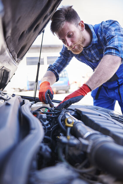 服务修理工在车间里修理汽车机械零件车间专业职业