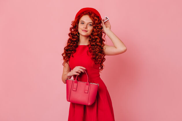 经典一幅美丽女士的肖像 红色卷发 蓝色眼睛穿红色衣服的女孩戴上贝雷帽 拿着她的包包包魅力奢华
