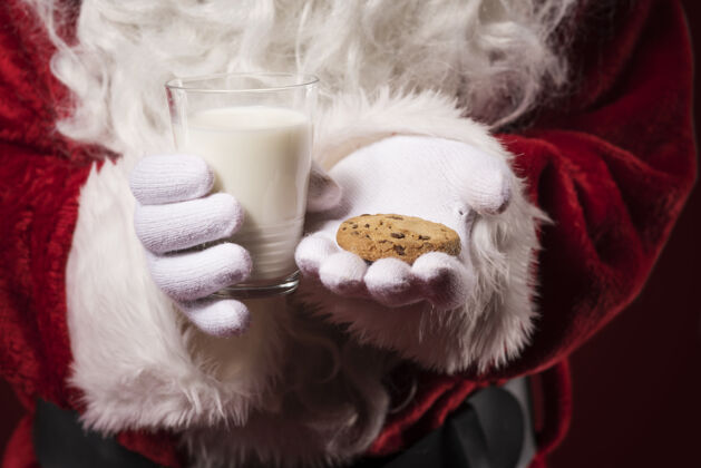 站圣诞老人拿着饼干和牛奶杯甜点高加索民族服装