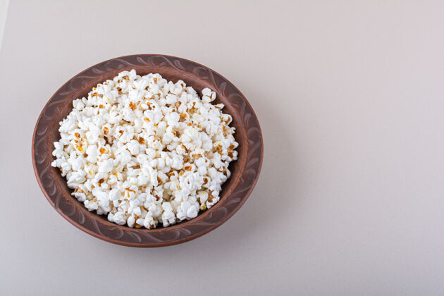 食物在白色背景上放一盘咸爆米花供电影之夜使用高质量照片玉米垃圾美味