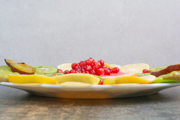 葡萄水果沙拉配石榴 葡萄柚和猕猴桃在白色盘子上高品质照片食物好吃盘子