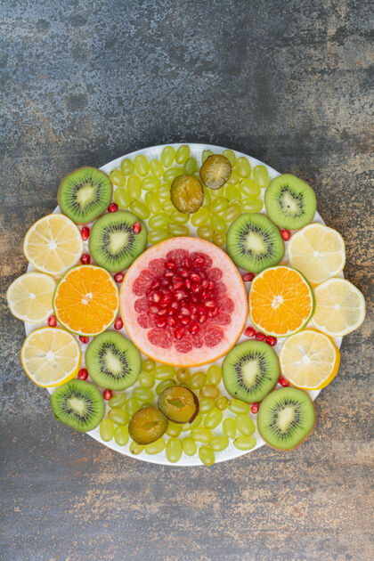 葡萄水果沙拉配石榴 葡萄柚和猕猴桃在白色盘子上高品质照片白的食物甜的
