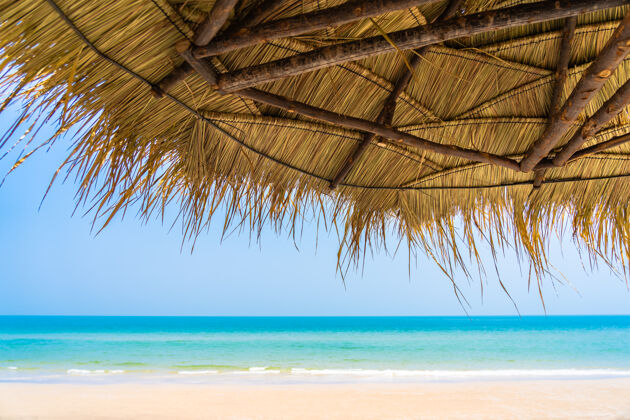 气候空旷的躺椅 带着雨伞 沙滩上 大海 蓝天 休闲旅游度假全景梦想太阳