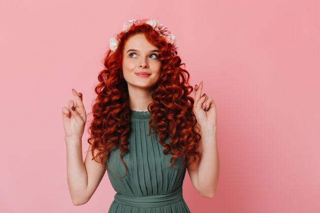发型红头发 头上戴着鲜花的年轻女孩交叉着手指粉色空间里的蓝眼睛绿裙子女人的画像自信女性优雅