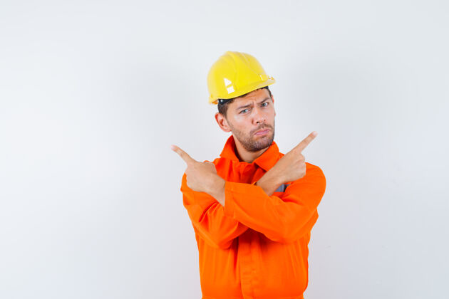 工业穿着制服的建筑工人 头盔指着别处 看上去很自信 正对着前方制服开发现场